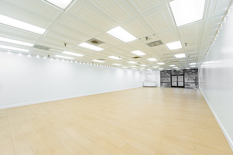 MID SIZE ALL WHITE VENUE IN ANAHEIM - Image 2