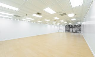 MID SIZE ALL WHITE VENUE IN ANAHEIM - Image 2