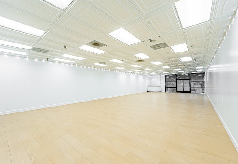 MID SIZE ALL WHITE VENUE IN ANAHEIM - Image 2