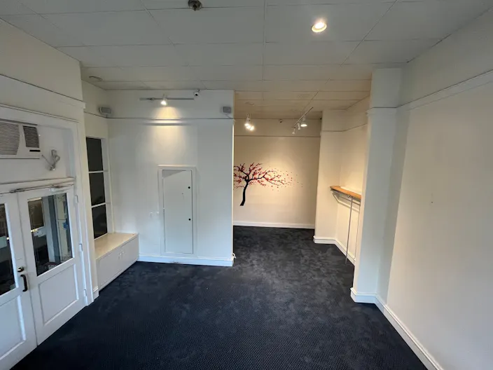 St. Helena Main Street Pop Up location in the heart of the Napa Valley. PRIME LOCATION - Image 1
