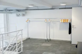 Un espace spacieux, lumineux et urbain, idéal pour des showroom, pop-up ou des expositions.  - Image 1