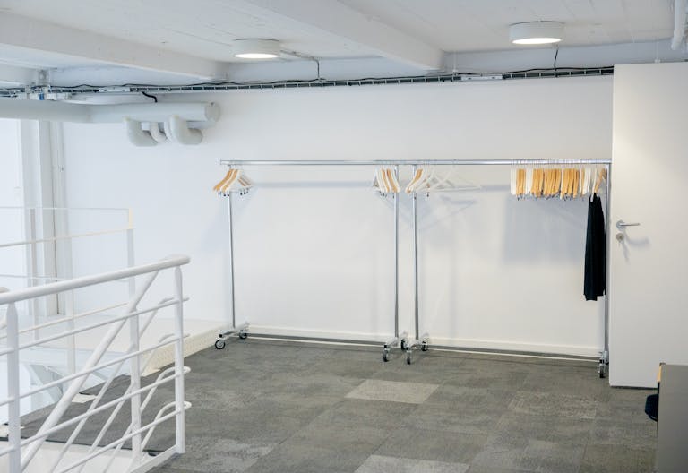 Un espace spacieux, lumineux et urbain, idéal pour des showroom, pop-up ou des expositions. - Image 1