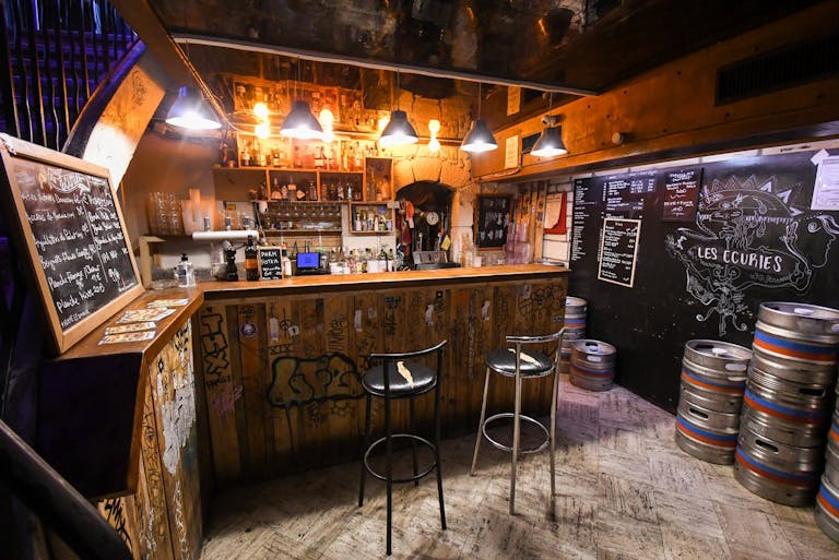 Bar atypique d�cor� par des artistes en plein quartier Montorgueil - Image 2