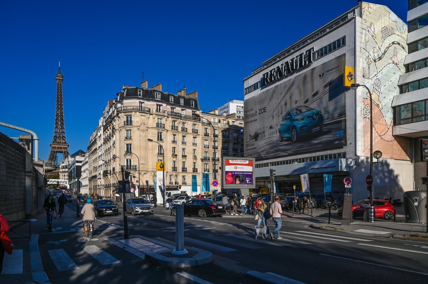 Large Commercial Space on Quai de Grenelle, Paris