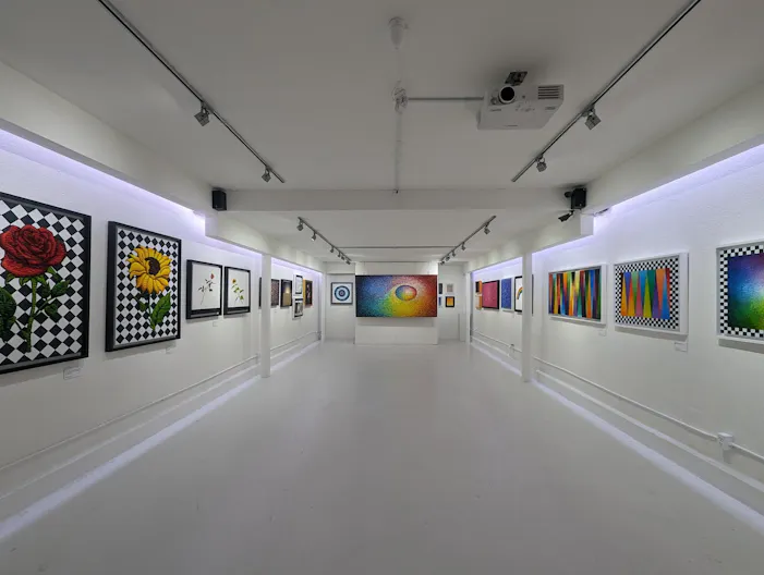 Gloss White Gallery Space on Fairfax Ave - Image 4