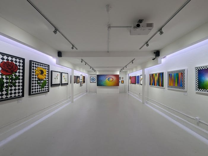 Gloss White Gallery Space on Fairfax Ave - Image 4