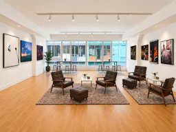 Studio photo dans des décors de cinéma avec salle de réception - Image 0