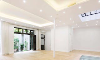 Beautiful Gallery in Le Marais - Image 1