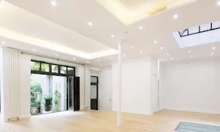 Beautiful Gallery in Le Marais - Image 1