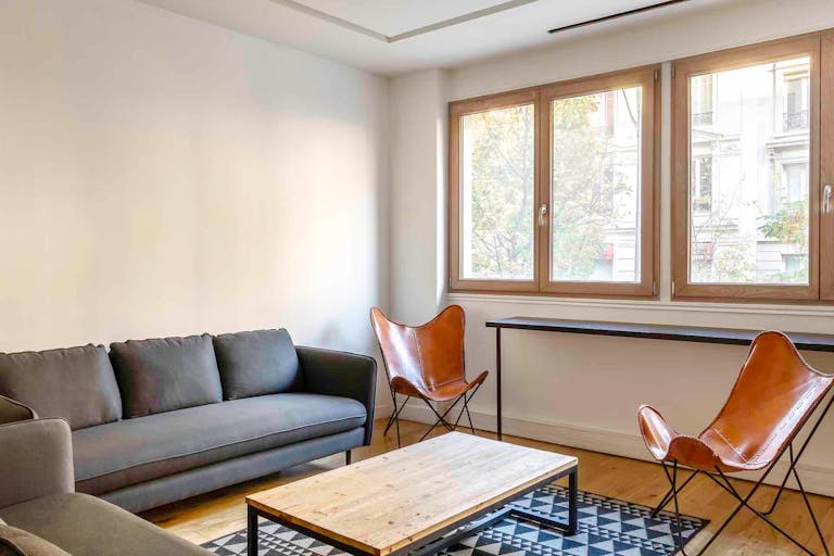 Location bureau Paris 18 : espace cl�-en-main pouvant accueillir jusqu?� 45 postes sur une superficie de 230m2 - Image 2