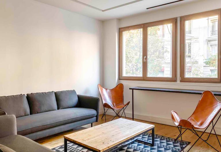 Location bureau Paris 18 : espace cl�-en-main pouvant accueillir jusqu?� 45 postes sur une superficie de 230m2 - Image 2