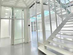 Loft industriel avec verrière zénithale - Image 0