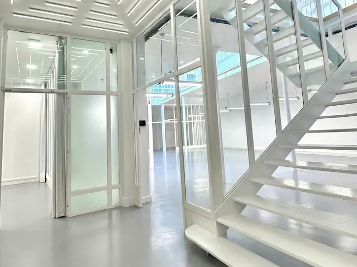 Loft industriel avec verrière zénithale - Image 0