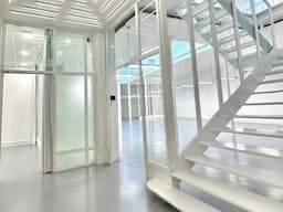 Loft industriel avec verrière zénithale - Image 0