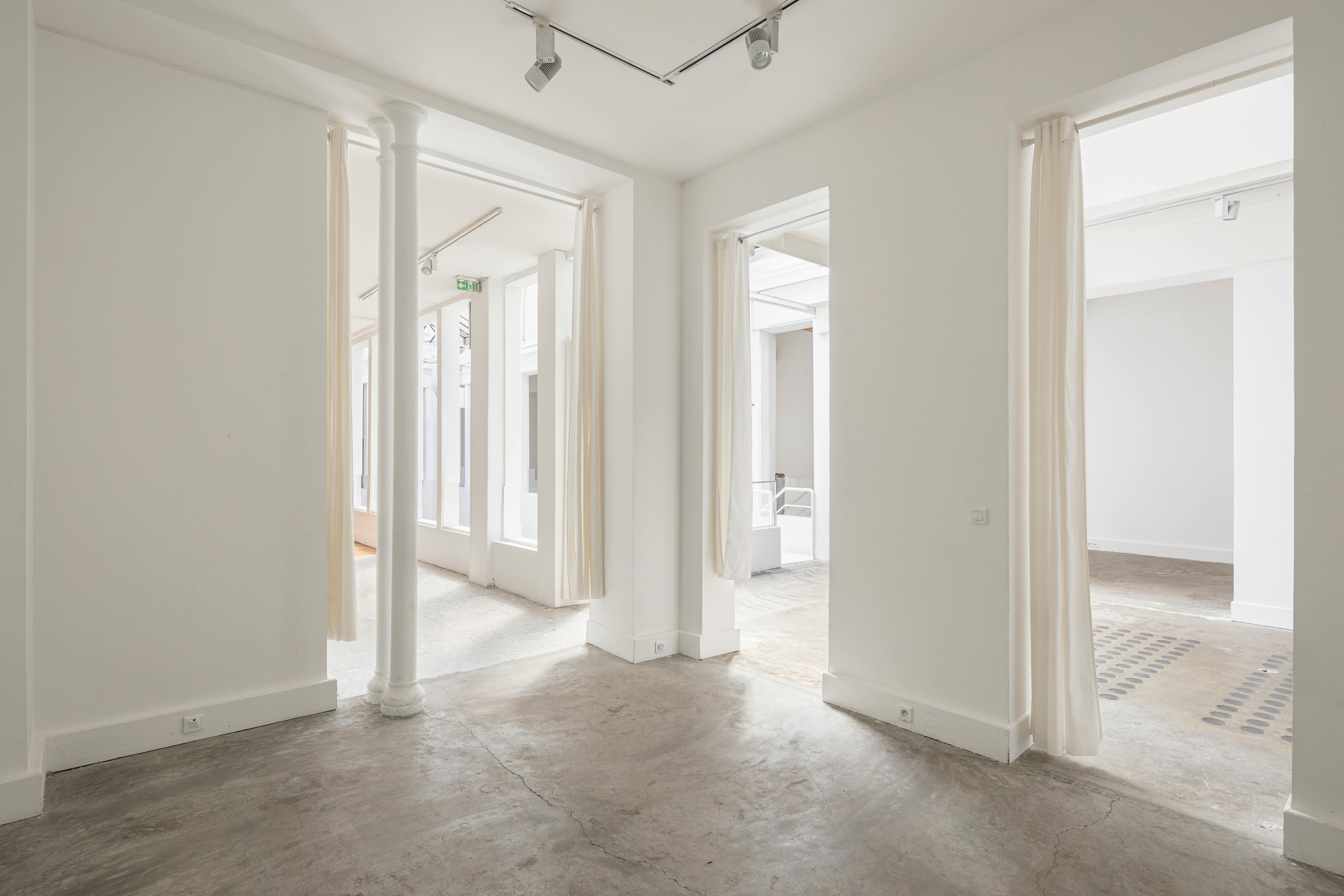 Spacious Industrial Showroom on Rue de Turenne, Paris
