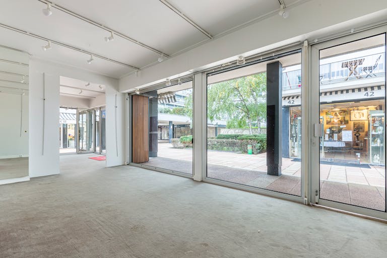 Art Galerie à proximité du Champs de Mars et de la Tour Eiffel -idéale pour des expositions d'arts modernes ou anciens, sculptures, antiquaires ou autre showroom - Image 2