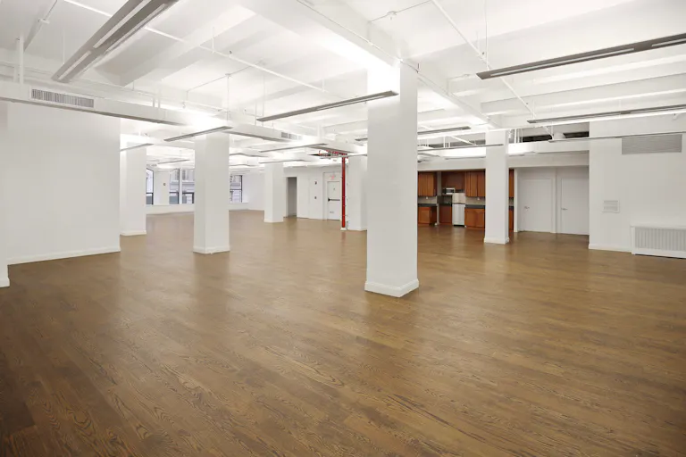 Showroom in Busy Midtown - Image 3