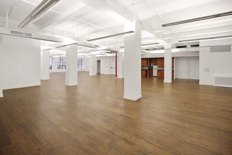 Showroom in Busy Midtown - Image 3