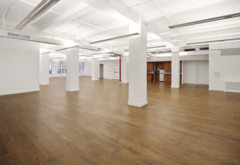 Showroom in Busy Midtown - Image 3