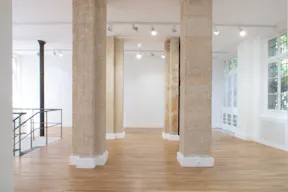 Large Fashion Showroom Rue des Minimes - Image 9