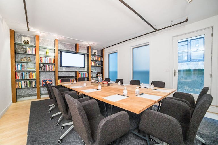 Fully Furnished Penthouse & Terrace - Image 4