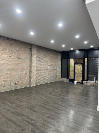 Pilsen commercial space - perfect for pop-up store/art gallery/ private sale - Image 4