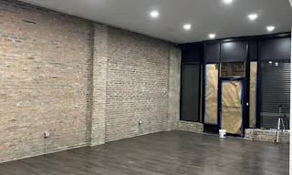 Pilsen commercial space - perfect for pop-up store/art gallery/ private sale - Image 4