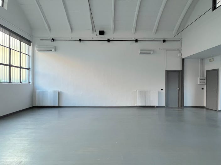 Ampio Spazio completo di tutti i servizi. Temporary showroom / Yoga / Exibition / Shooting fotografici. Disponibile per Fuori Salone - Fashion week - Image 0
