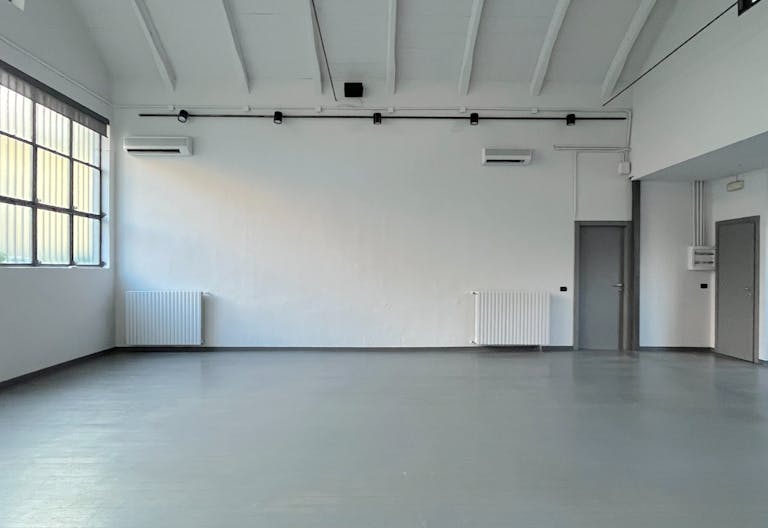 Ampio Spazio completo di tutti i servizi. Temporary showroom / Yoga / Exibition / Shooting fotografici. Disponibile per Fuori Salone - Fashion week - Image 0