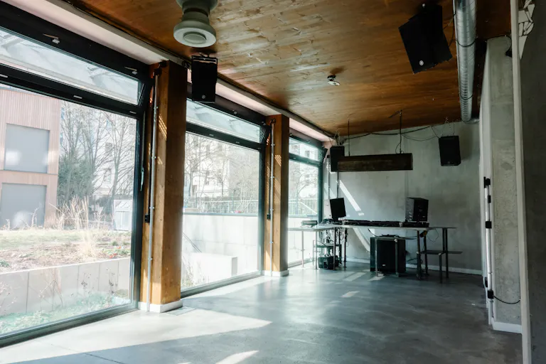 Dynamic Art Gallery & Pop-up Venue in Kreuzberg/Neukölln - Image 2