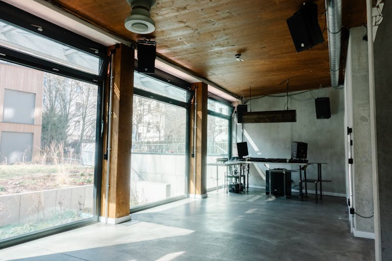 Dynamic Art Gallery & Pop-up Venue in Kreuzberg/Neukölln - Image 2