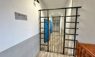 Décor/Lieu de tournage: Prison - Image 3