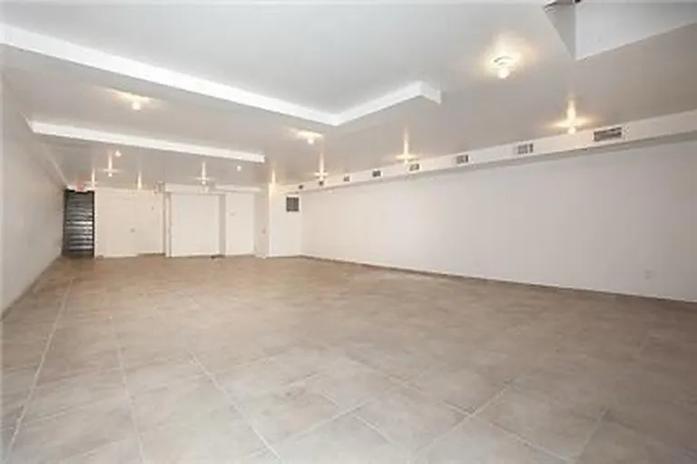 Storefront white box in East Village - Image 1