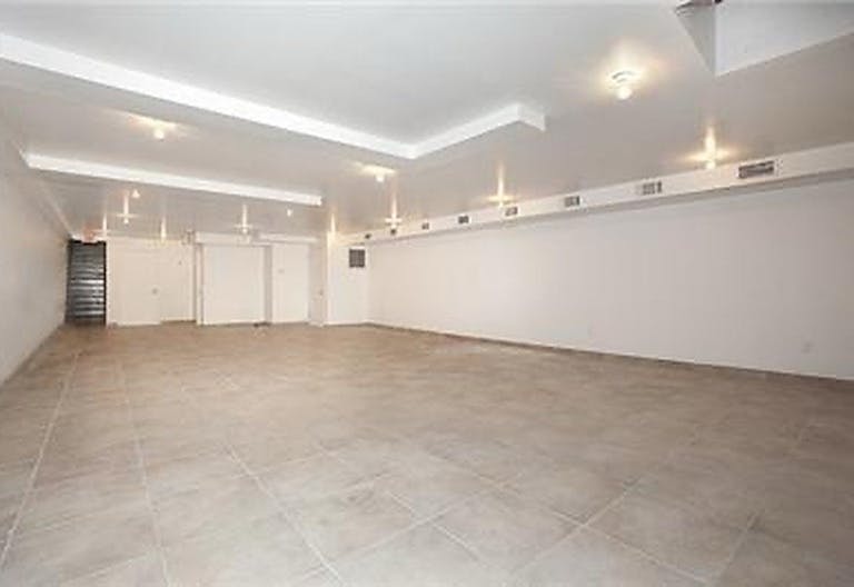 Storefront white box in East Village - Image 1