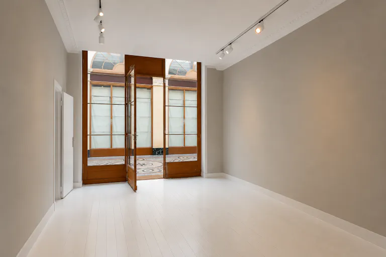 Showroom in Palais Royal (1 arcade + 2 floors) - Image 1