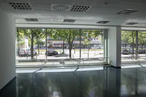 Striking Corner Space on Karl-Liebknecht-Straße with Full-Glass Frontage - Image 5