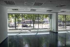 Striking Corner Space on Karl-Liebknecht-Straße with Full-Glass Frontage - Image 5