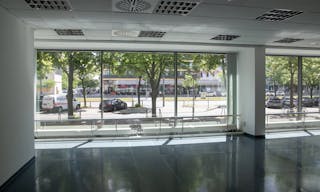 Striking Corner Space on Karl-Liebknecht-Straße with Full-Glass Frontage - Image 5