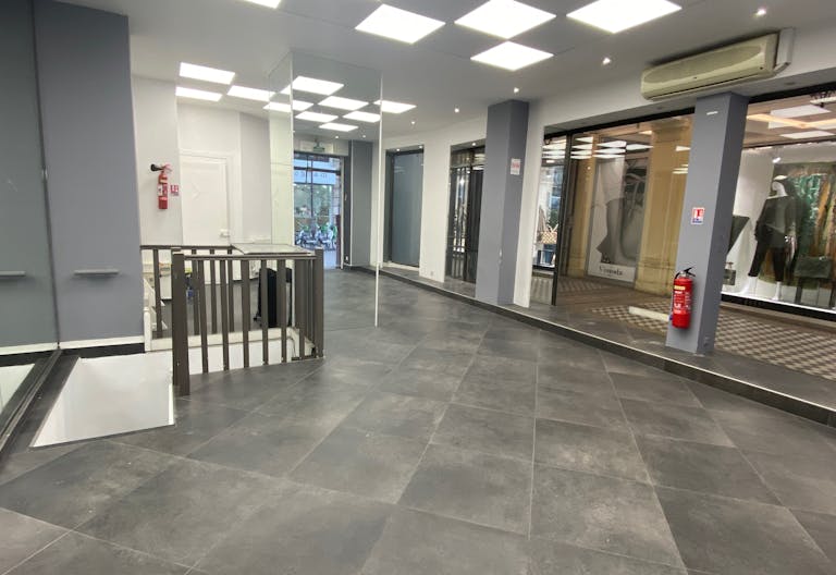 Exciting Pop-Up Store Opportunity in the Heart of Paris! - Image 3