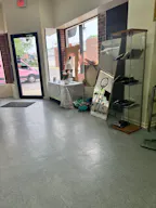Spacious Boutique in Albany Park - Image 4