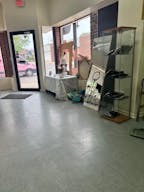 Spacious Boutique in Albany Park - Image 4