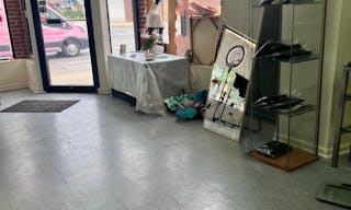 Spacious Boutique in Albany Park - Image 4