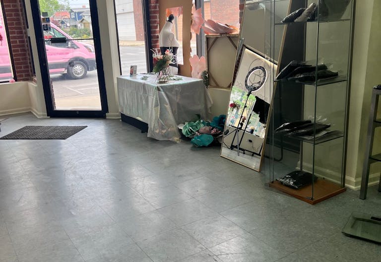 Spacious Boutique in Albany Park - Image 4