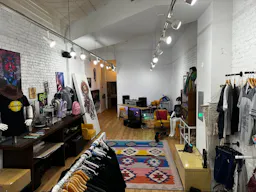 Large Beautiful Store Front with fixtures, a stage and audio/video access , 1500 sf , fitting rooms and a bathroom - Image 1