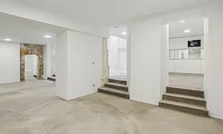 Espace showroom / �v�nement : verri�re, volume et design �pur� - Image 8