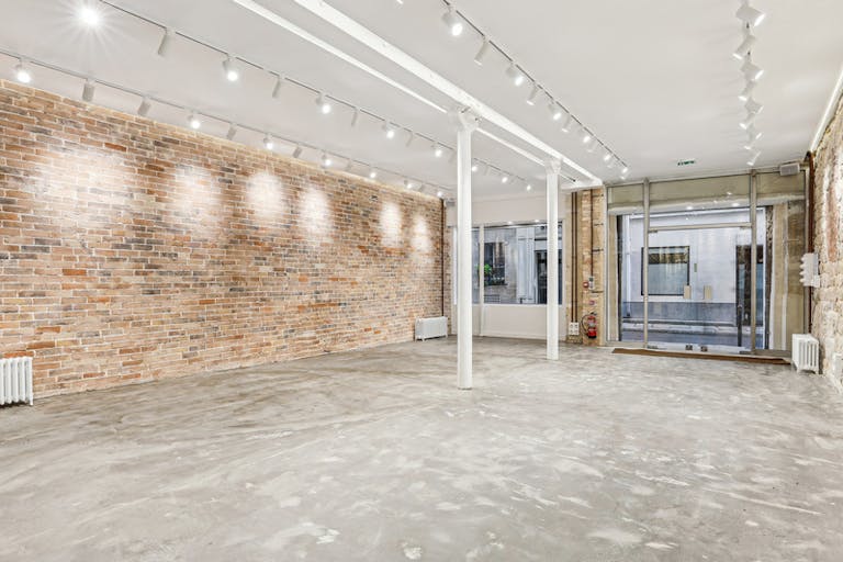 Un espace Pierre blanche, brique et verrière dans le Grand Marais - Image 4