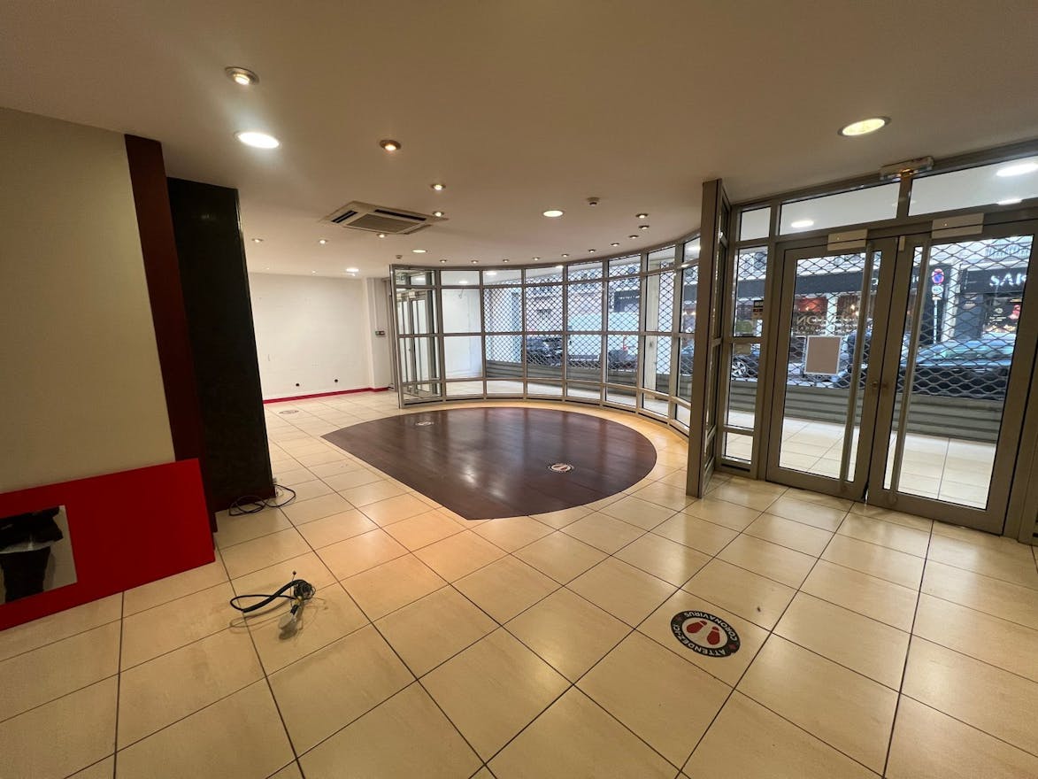 Big flagship store near Champs Elys�e - 800m2 - pop-up store - showroom - Image 0