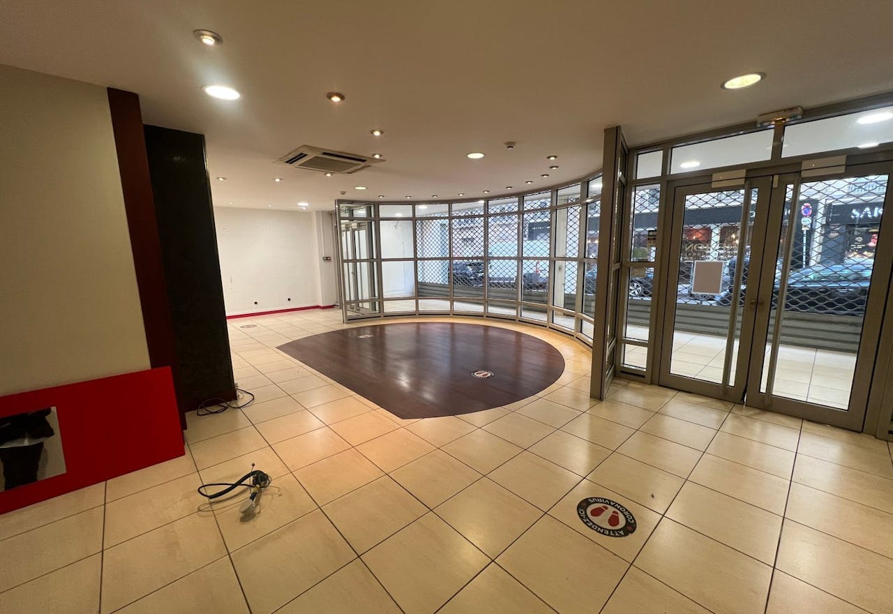 Big flagship store near Champs Elys�e - 800m2 - pop-up store - showroom - Image 0