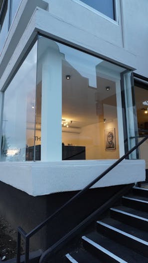 Prime retail location - Elegant boutique and salon located on Melrose, next to the pink wall - Image 2