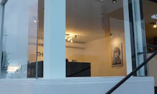 Prime retail location - Elegant boutique and salon located on Melrose, next to the pink wall - Image 2